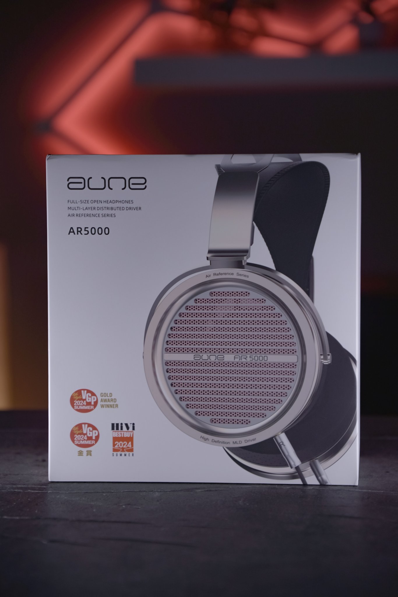 علبة سماعة AUNE AR5000 على المكتب.