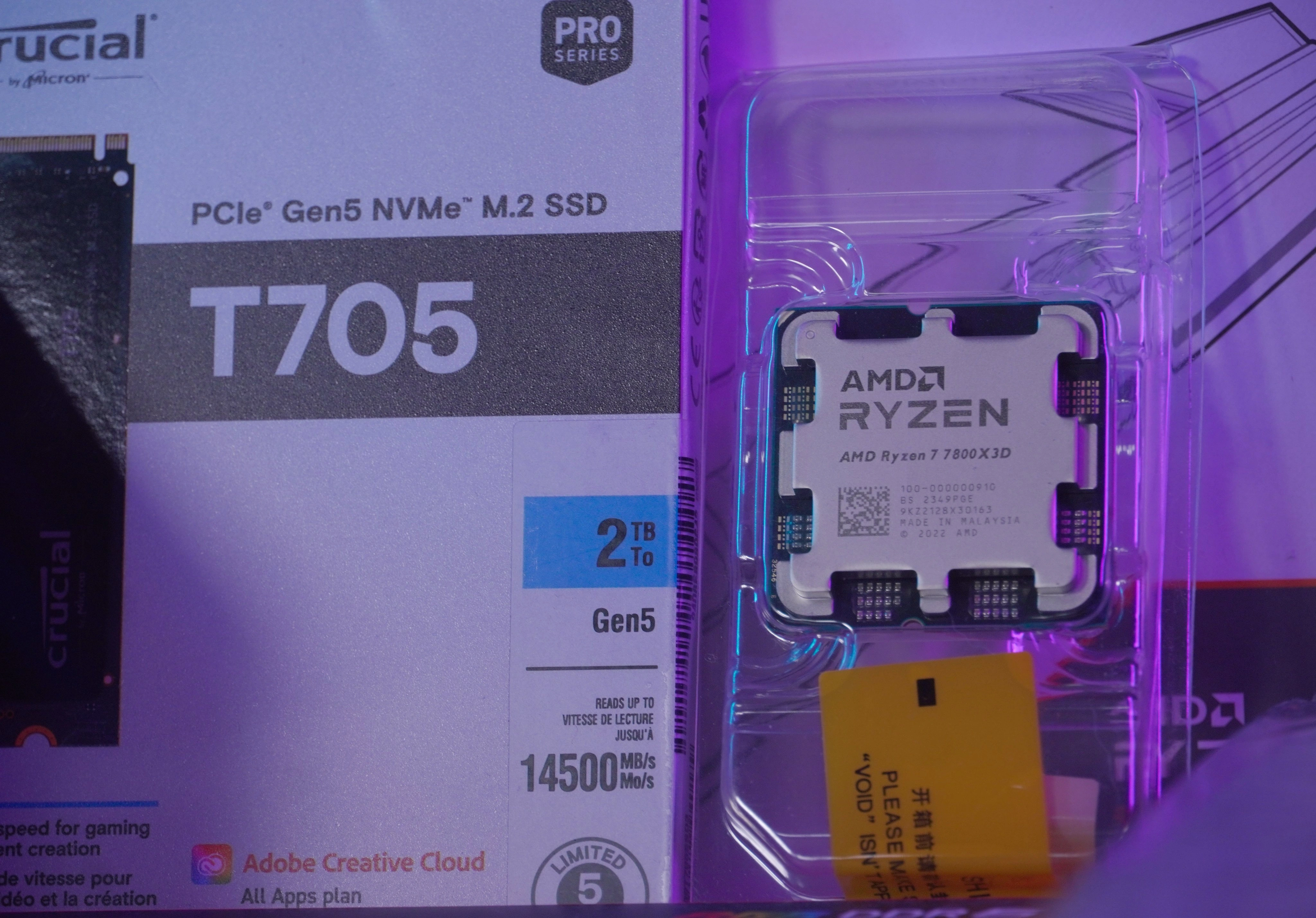 علبة Crucial T705 2TB بجانب المعالج.