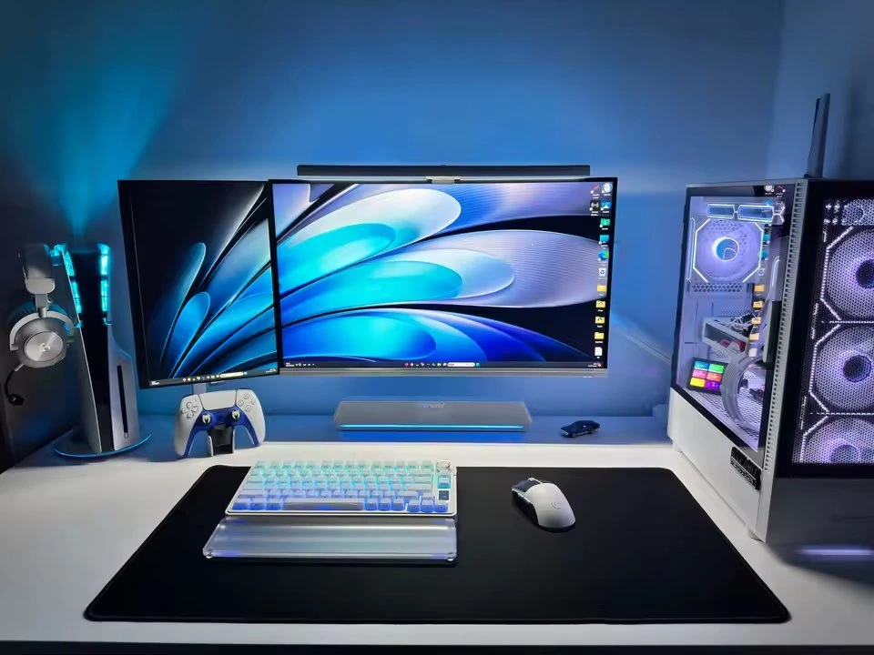 ساوند بار Edifier الأبيض أسفل الشاشة في سيت أب المراجع.