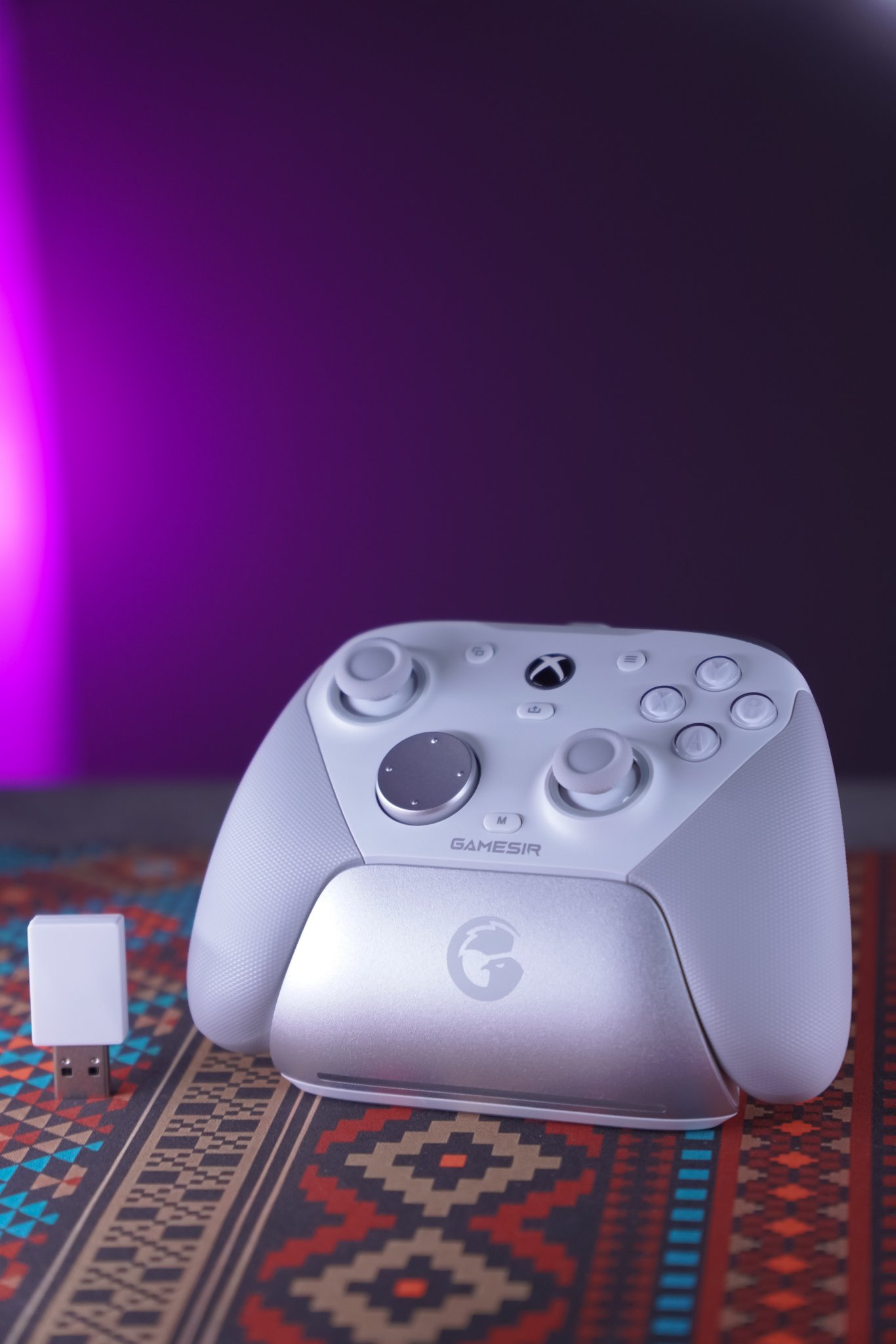 يد GameSir G7 Pro على قاعدة الشحن.