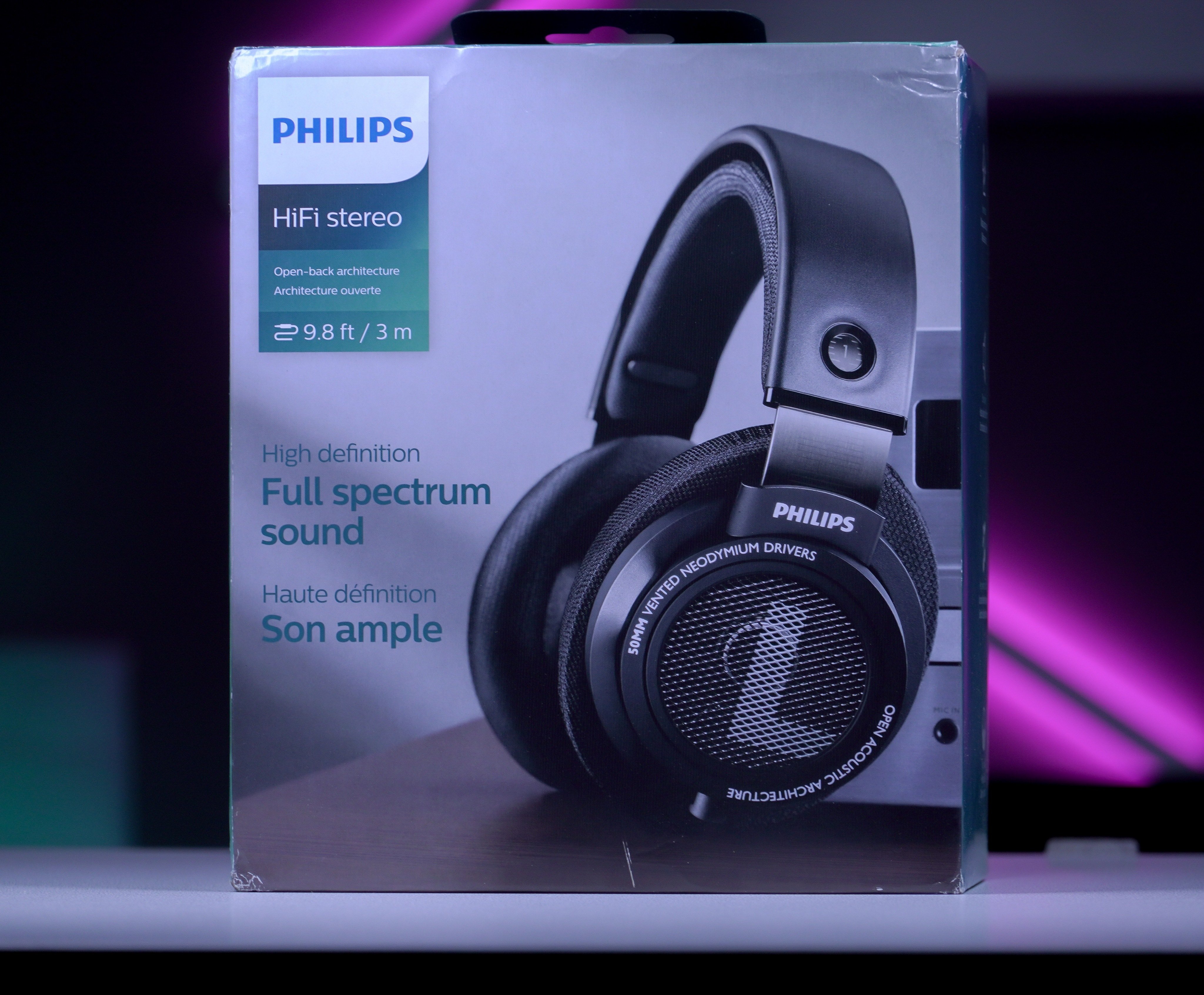 سماعة Philips SHP9500 أمام علبتها.